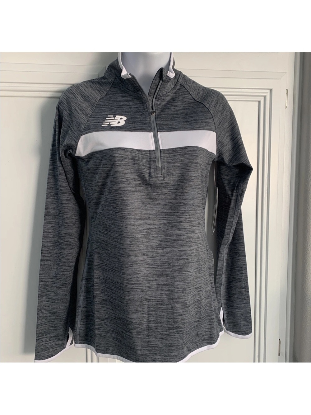 NEW BALANCE SHIRT New Tags WOMENS Sz XS Long  Sleeve Pullover Zip  GRAY White